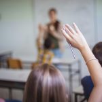 Jugendliche in einem Klassenzimmer